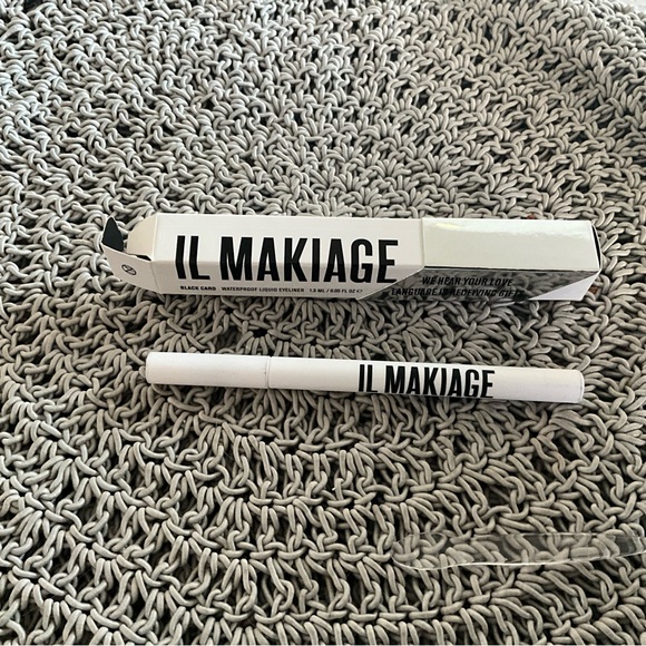 IL MAKIAGE EYE LINER WATERPROOF LIQUID BOLD EYE LINER IN BLACK CARD NWOT - Picture 1 of 1